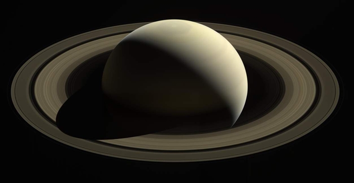 토성의 드리운 그림자는 춘분점이 올 때까지 점차 좁아진다.