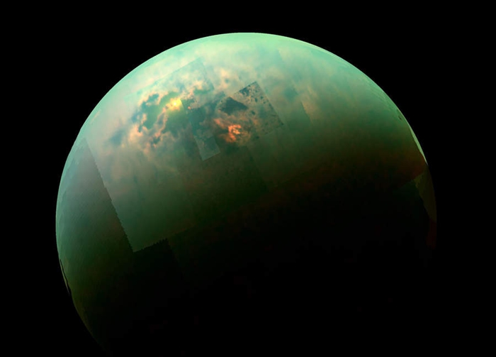 위성 타이탄(Titan)의 질소 대기층이 태양빛을 받아 빛나고 있다.