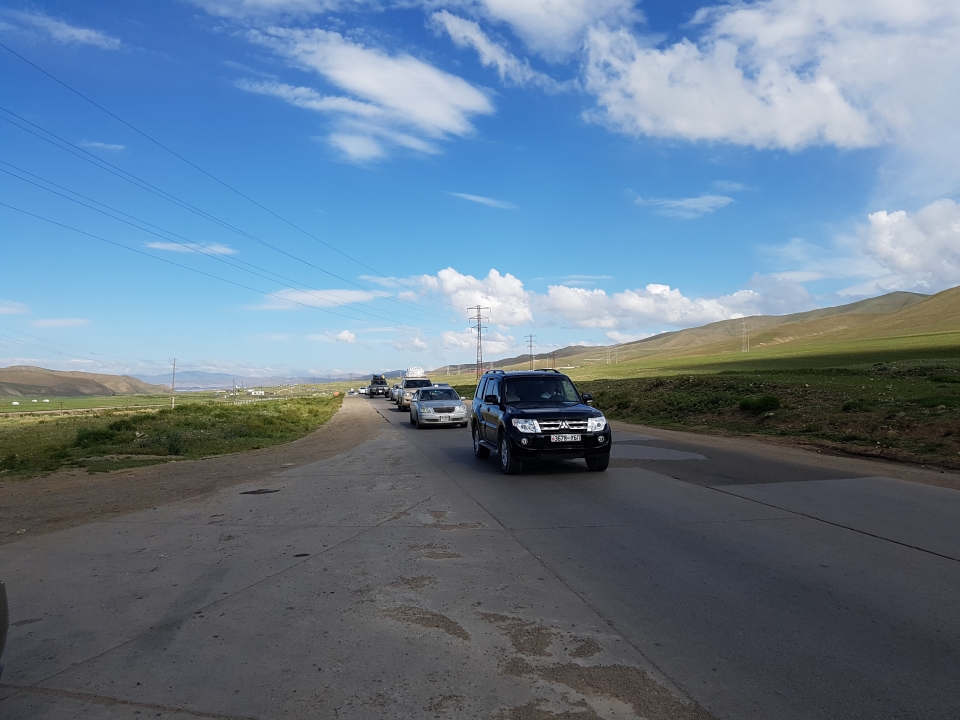 몽골 울란바토르에서 테를지국립공원으로 가는 국도. 왕복 2차선의 좁은 도로를 차들이 서로 추월하며 곡예하듯 운전하는 모습을 흔히 볼 수 있다.