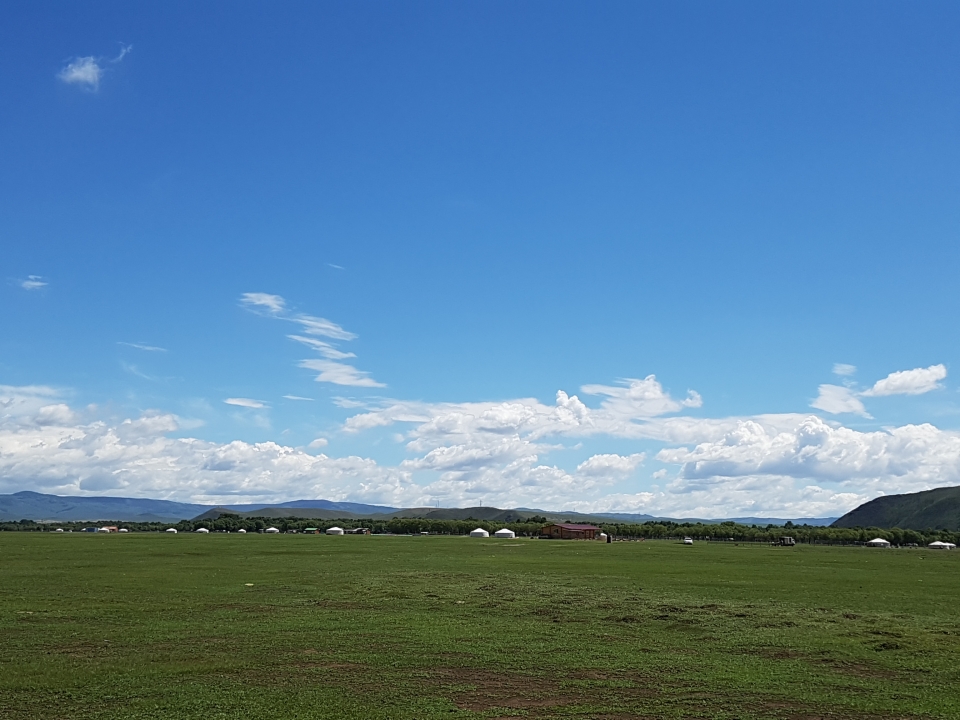 몽골 테를지국립공원내의 초원. 파란 하늘과 푸르른 들판이 맞닿은 풍경은 몽골인들이 자랑하는 몽골의 상징이다.