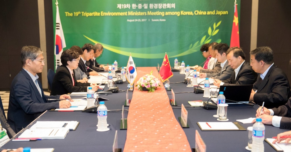 지난 달 24~25일 열린 한·중·일환경장관회의에서 김은경 환경부 장관과 리간제 중국환경보부장이 한·중간 회의를 진행하고 있다.