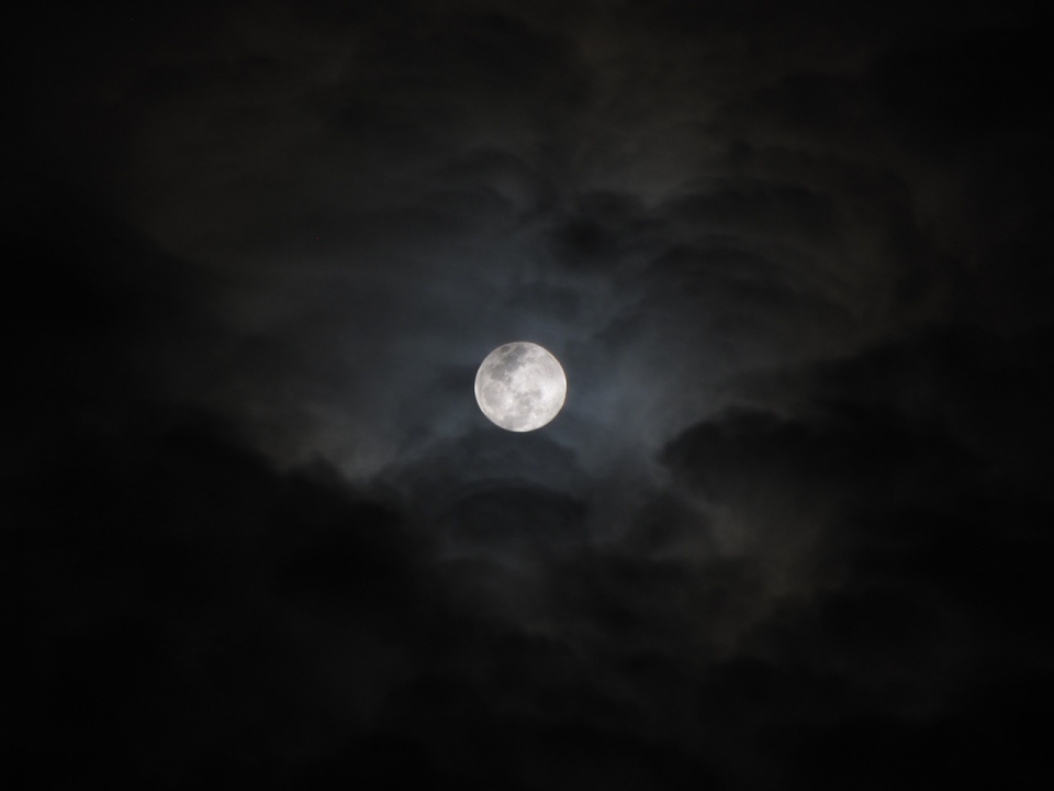 흐린 날씨로 인해 보름달을 보기 힘들 전망이다. [출처=Pixabay]