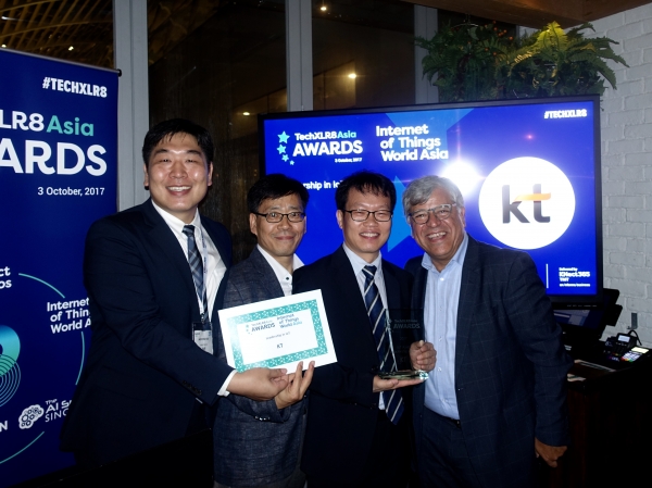 싱가포르 5G 아시아 어워드 2017 수상자인 KT 네트워크부문 박평수 상무(좌측 3번째) [출처=KT]