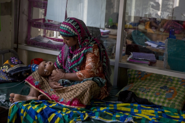 폐렴을 앓고 있는 한 로힝야 난민 아기가 국경없는의사회 병원에서 치료받고 있다. [출처=국경없는의사회]