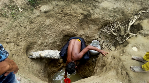 한 남성이 운치파랑 간이 정착지에 있는 우물에서 물을 뜨고 있다. 이 정착지는 2017년 8월 말 이후로 미얀마의 폭력사태를 피해 떠나 온 로힝야 난민 50만 명 중 33,000명이 머무르고 있는 곳이다. [출처=국경없는의사회]