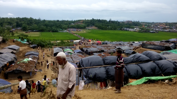 방글라데시에 있는 잠톨리 임시 정착지 전경. 미얀마 폭력사태를 피해 떠나 온 수천 명의 로힝야 난민들이 이곳에 머물고 있다. 국경없는의사회 진료소에서는 의료진이 하루 평균 110회의 진료를 제공하고 있다.[출처=국경없는의사회]