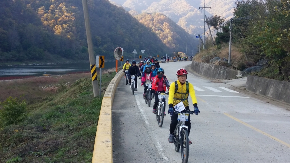 2015년 10월 열린 '향수 100리 자전거길' 체험 행사 모습 [출처=한국관광공사]