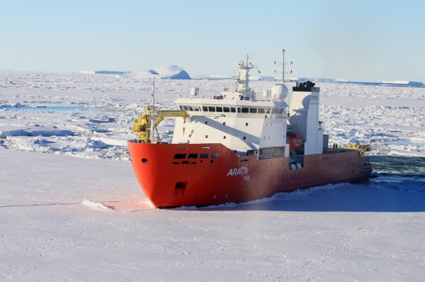 지난 2009년 얼어붙은 얼음을 깨고 남극을 항해중인 아라온호 [출처=해양수산부 제공]