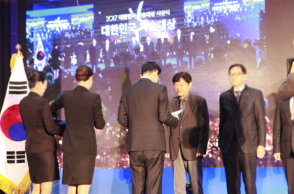 제이브이엠은 지난 16일 코엑스에서 열린 ‘2017 대한민국 기술대상’에서 산업통상자원부가 수여한 ‘대한민국 기술대상 장관상’을 수상했다. [출처=한미약품]