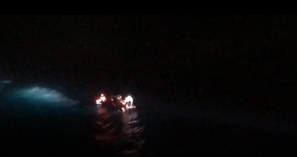 해경이 지난해 12월 31일 제주 추자도 인근 해상에서 구명벌에 탄 선원들을 구조하고 있다. 출처=제주지방해야경찰청