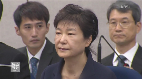 박근혜 전 대통령이 국정원 뇌물 수수 혐의와 관련해 유영하 변호사를 다시 선임한 것으로 알려졌다. KBS 캡처.