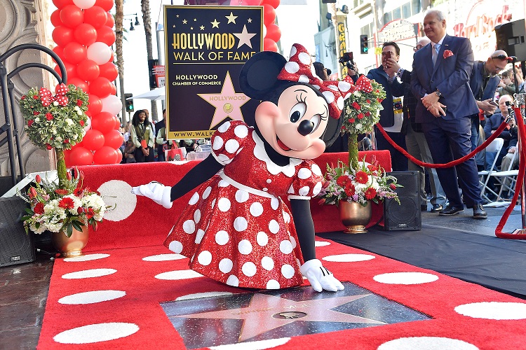 지난 22일(미국 현지시간), 할리우드에서 열린 명예의 거리 헌액식에서  미니 마우스가 포즈를 취하고 있다 [출처=월트디즈니 컴퍼니 코리아 제공]