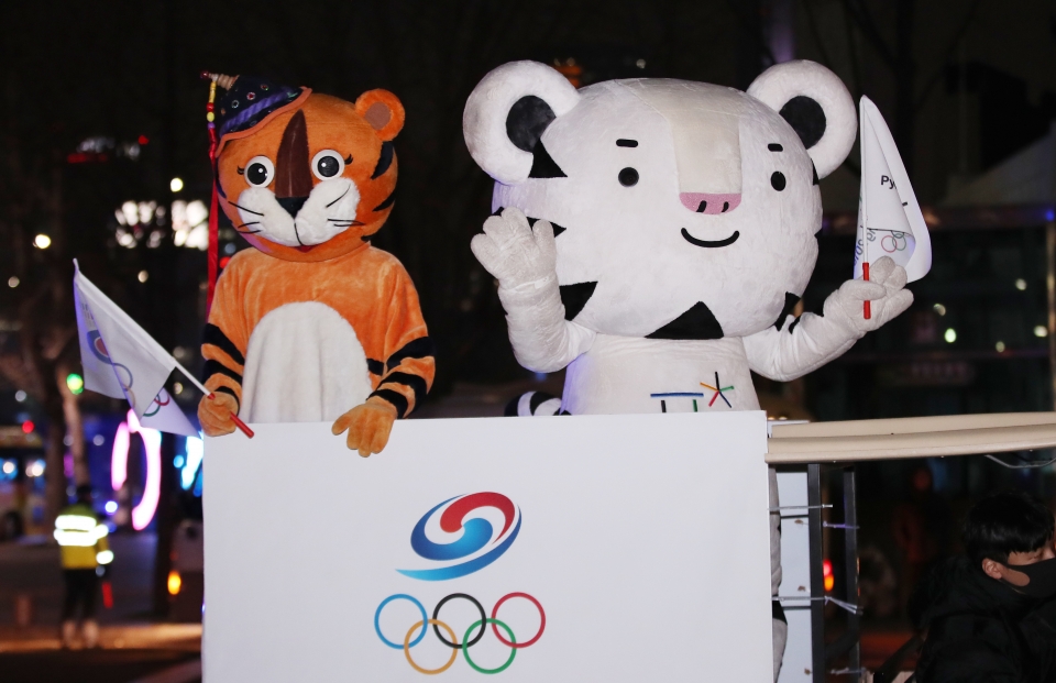 1988 서울올림픽 마스코트 '호돌이'와 2018 평창동계올림픽의 '수호랑' [출처= PyeongChang 2018]