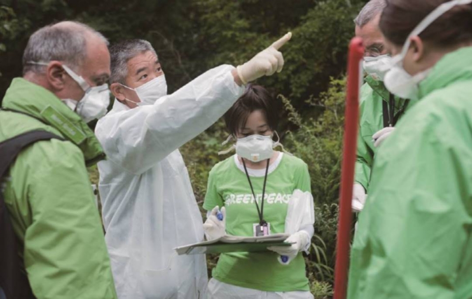 그린피스 방사선 전문가팀이 후쿠시마 사고로 인한 방사선 오염지역을 조사하고 있는 모습. [출처= 그린피스]