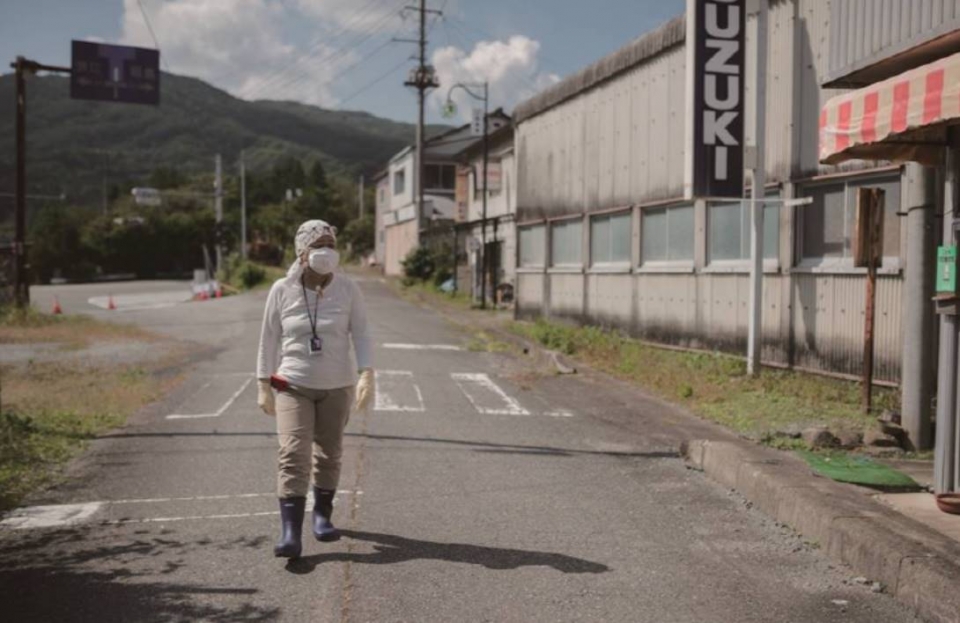 후쿠시마 사고 피난민인 칸노 미즈에씨가 후쿠시마현 나미에 지역의 피난구역인 쓰시마 거리를 걷는 모습. [출처= 그린피스]
