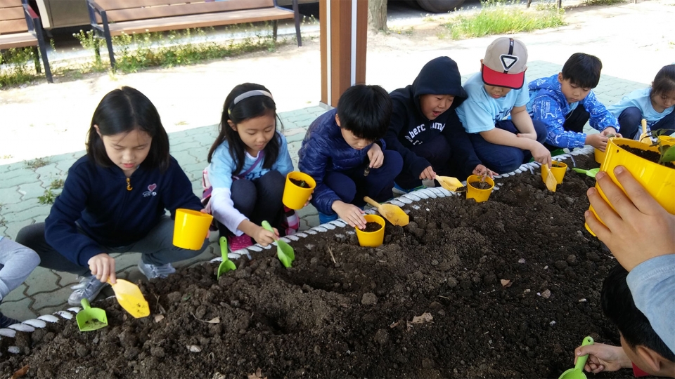 어린이들이 난지물재생센터를 찾아 환경교육을 진행 중이다. [출처= 서울시교육청]