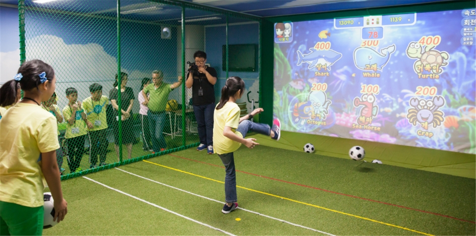 어린이들이 VR 스포츠를 즐기는 모습. (문화체육관광부 제공)