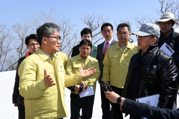 김재현 산림청장이 가리왕산 민관합동조사에 나서 설명하고 있다.(산림청 제공)2018.3.26/그린포스트코리아