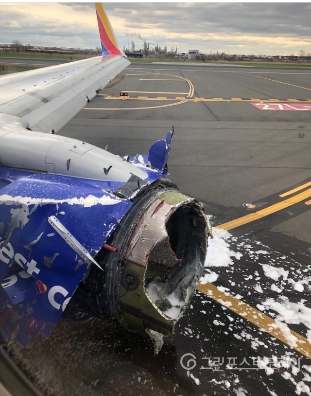 미 사우스웨스트 항공기가 엔진폭발사고로 필라델피아 국제공항에 17일 비상착륙했다.2018.04.18/그린포스트코리아