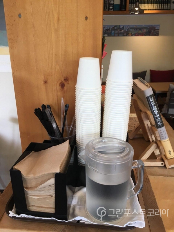 한 커피전문점 매장 안에 손님에게 제공되는 물을 위해 종이컵이 비치돼 있다. 박소희 기자.
