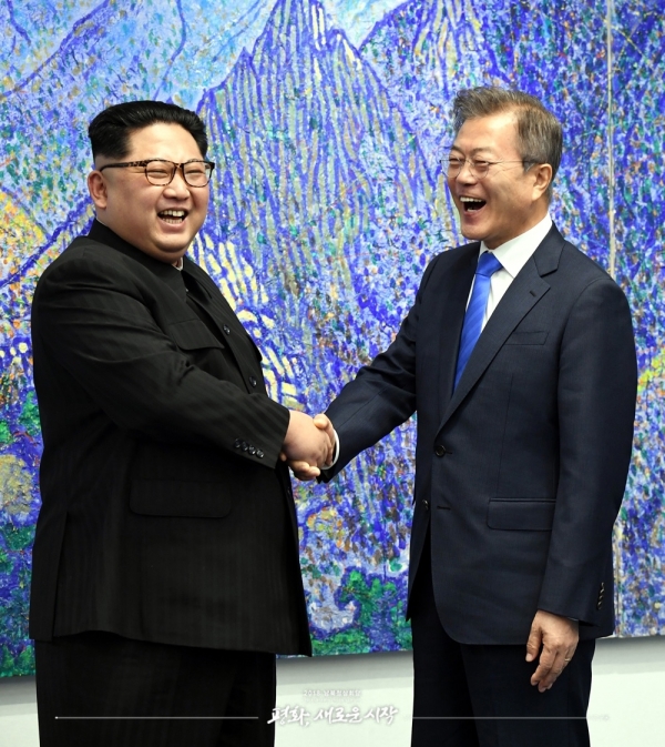 27일 2018 남북정상회담이 열린 평화의 집 북한산 그림 앞에서 문재인 대통령과 김정은 국무위원장이 활짝 웃고 있다.