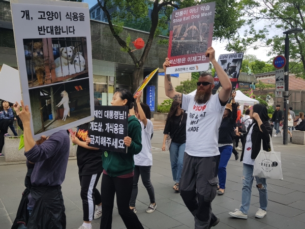 리차드 아담스는 지난 20일 오후 서울 종로구 인사동에서 열린 동물보호단체들의 '개식용 반대' 집회에 참석해 거리 캠페인을 진행했다.
