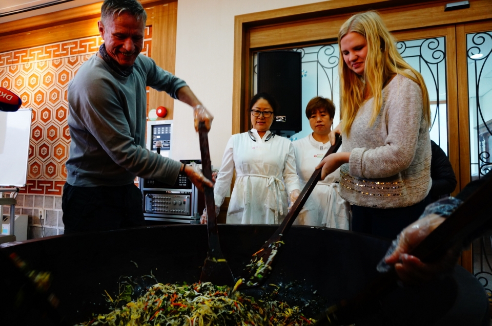 2016년 11월 방한한 독일여행업계 관계자들이 강원도 평창 정강원에서 비빔밥 만들기 체험을 하고 있다.2018.5.23/그린포스트코리아