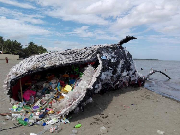 해양쓰레기 문제를 알리기 위해 설치한 고래 조형물. 필리핀 그린피스 제공.