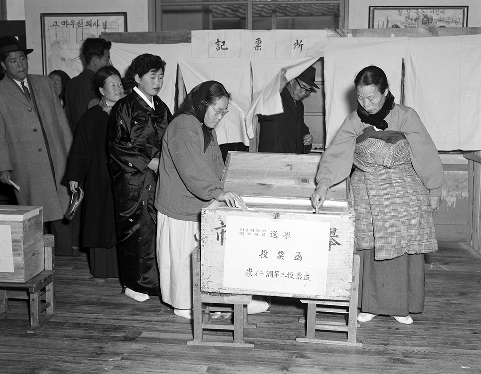 서울시의원 투표 광경 (1960.12.12, 숭인동·국가기록원 제공)
