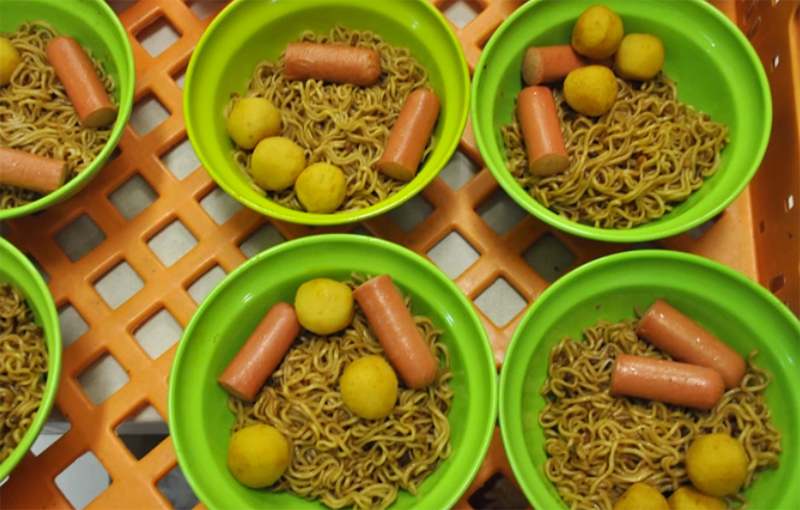 홍콩의 급식, 플라스틱 용기에 담겨 제공된다. (CNN 제공)