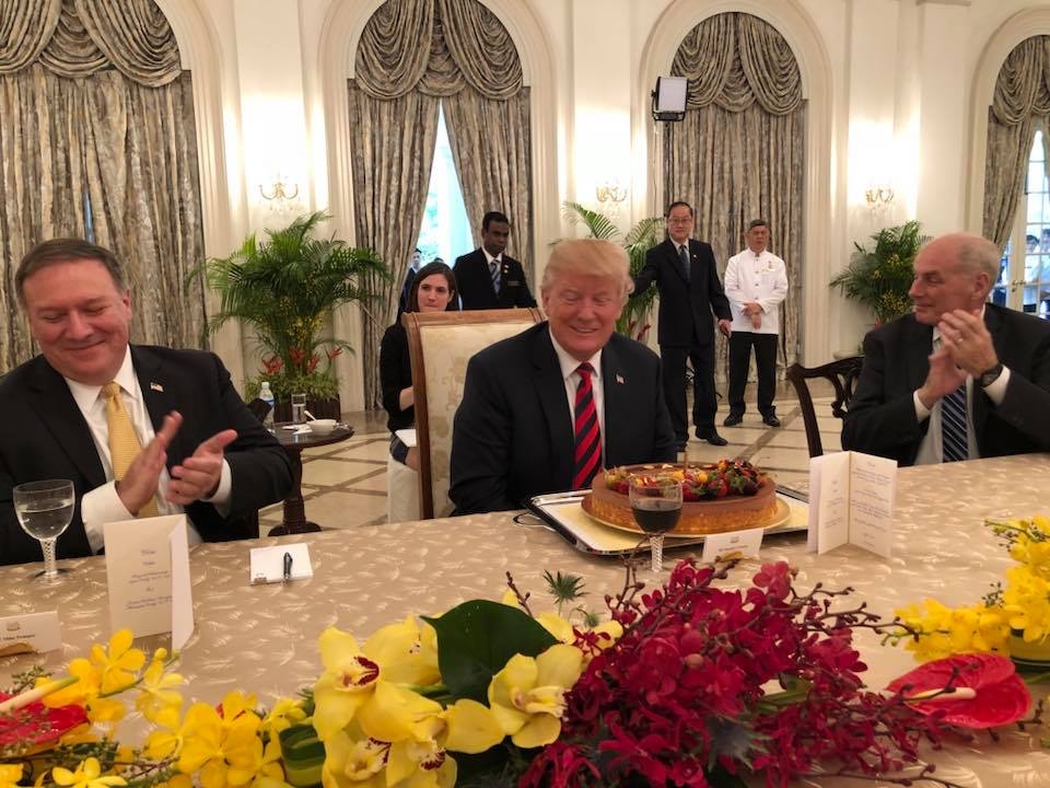 오는 14일 생일을 맞이하는 트럼프 대통령은 싱가포르서 '깜짝 생일파티'를 진행하기도 했다. (백악관 제공)