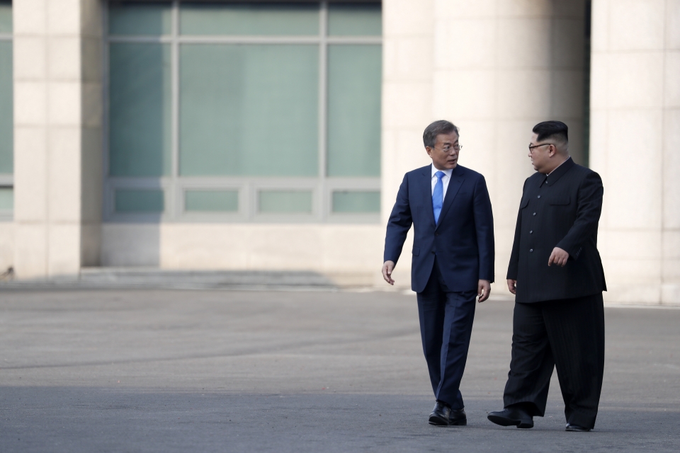 문재인 대통령과 김정은 국무위원장이 27일 오후 판문점에서 도보산책을 하며 대화를 나누고 있다. 20184.27 ⓒ한국공동사진기자단