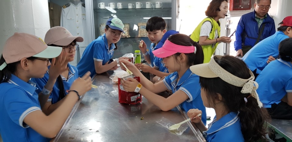 어린이들이 서울함 내에서 전투식량을 체험 중이다. (서울시 제공)