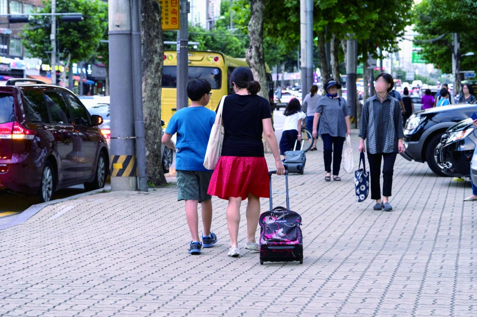 자녀의 휠팩을 끌고 가는 학부모의 모습. (서울시 제공)