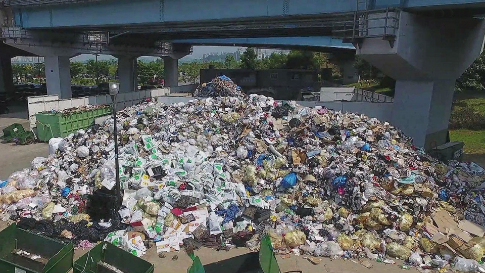 한강공원에 쌓인 '쓰레기 산'. (SBS 방송화면 캡처)