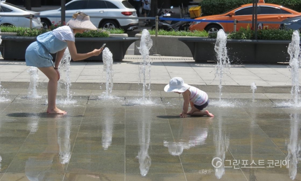 연일 계속된 폭염에 시민들이 서울 광화문광장에서 물장난을 치며 더위를 식히고 있다. (서창완 기자) 2018.7.23/그린포스트코리아