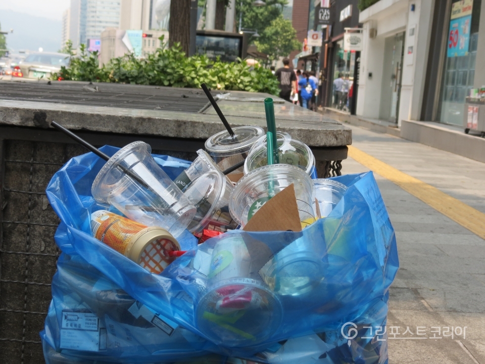 일회용컵이 가득 들어있는 서울 중구 거리의 쓰레기 봉투. (서창완 기자) 2018.7.31/그린포스트코리아