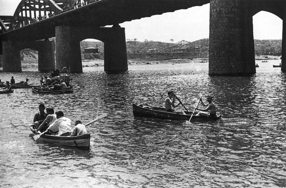 한강에서 물놀이를 즐기는 시민. (1952년 촬영, 서울시 제공)