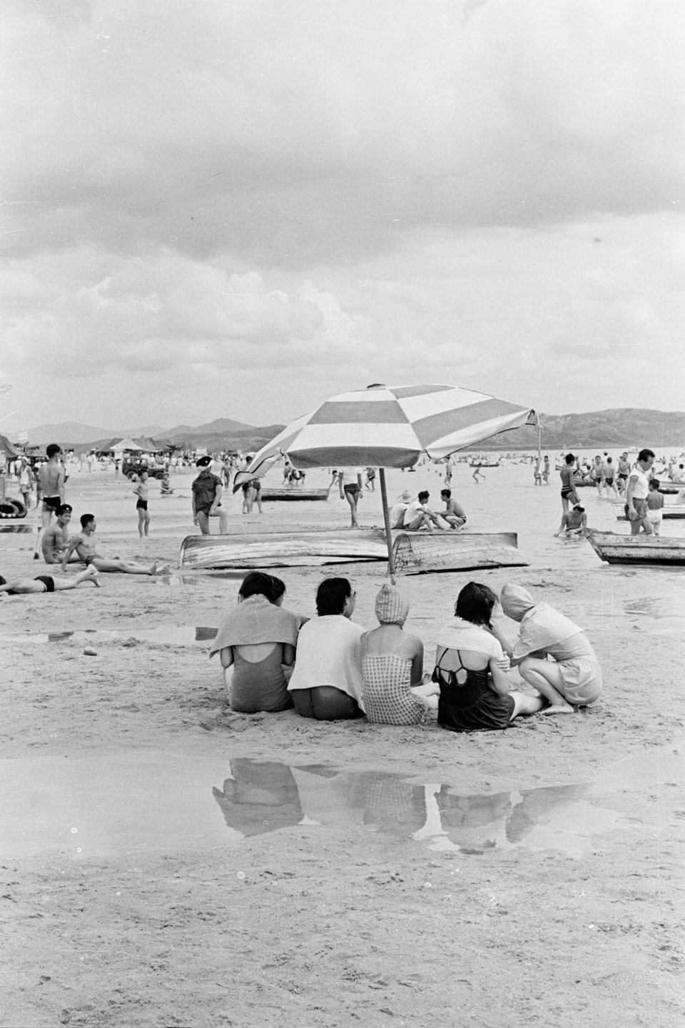 한강변에서 피서를 즐기는 사람들. (1960년 촬영, 서울시 제공)
