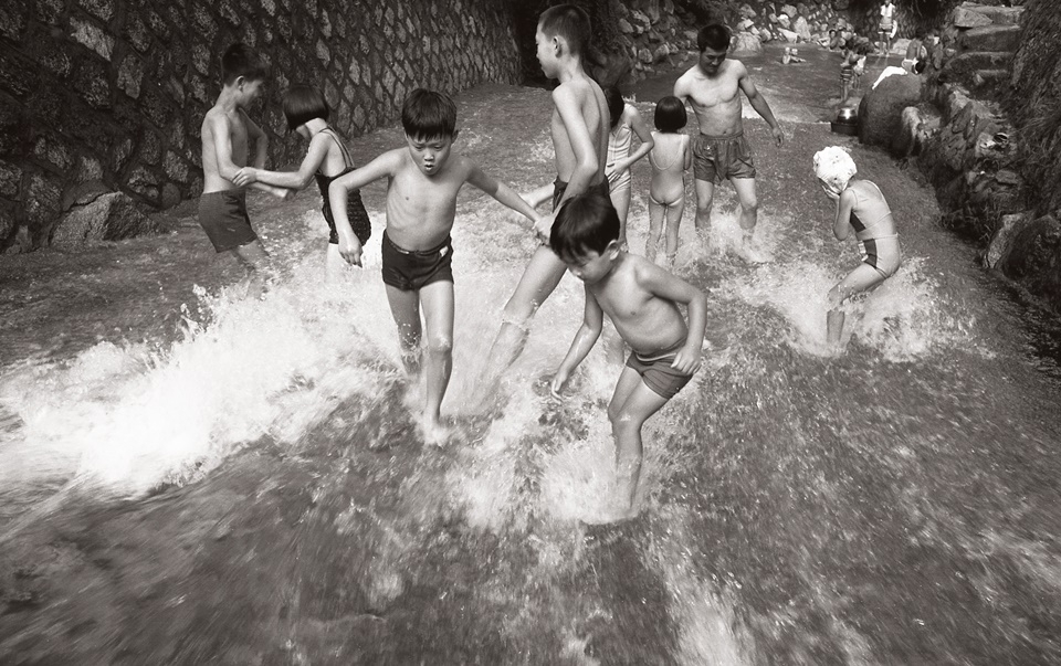 우이동에서 물놀이를 즐기는 어린이들. (1972년 촬영, 서울시 제공)