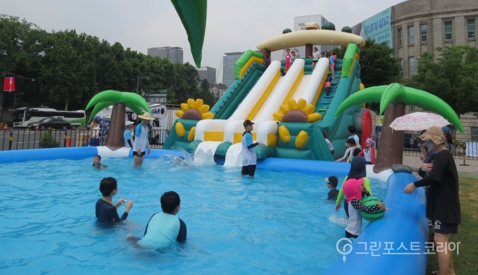 서울 시청 앞 광장에 마련된 물놀이장에서 놀고 있는 아이들. (서창완 기자) 2018.7.27/그린포스트코리아