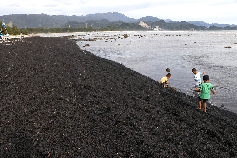 인도네시아 수마트라 해안에서 석탄유출사고가 일어나면서 일대가 시커멓게 변했다. (몬가베이 제공)