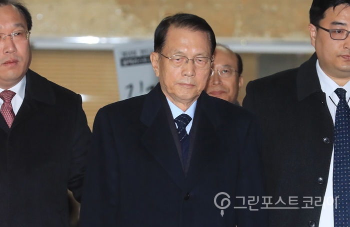 박근혜 정부 시절 청와대와 법원행정처의 재판거래 연루에 관여한 혐의를 받는 김기춘(79) 전 대통령 비서실장이 14일 검찰에 소환됐다(SBS)/그린포스트코리아