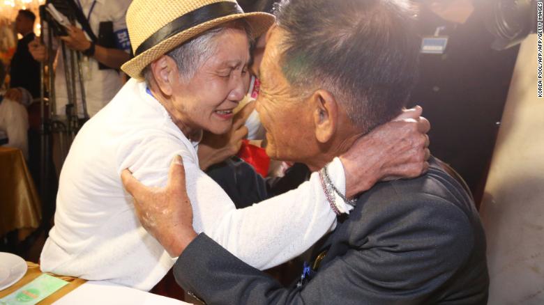 남측 이금섬(92) 할머니가 북측 아들 리상철(72)씨. (CNN 제공)