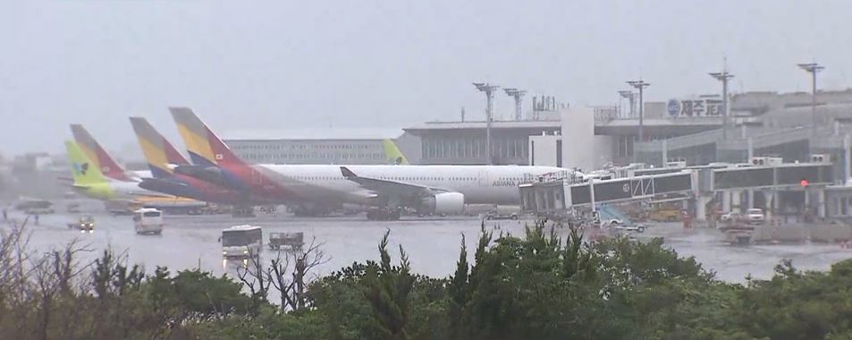 제주 공항 항공기 운항이 22일 오후 6시부터 전면 중단됐다. (SBS 캡처) 2018.8.22/그린포스트코리아