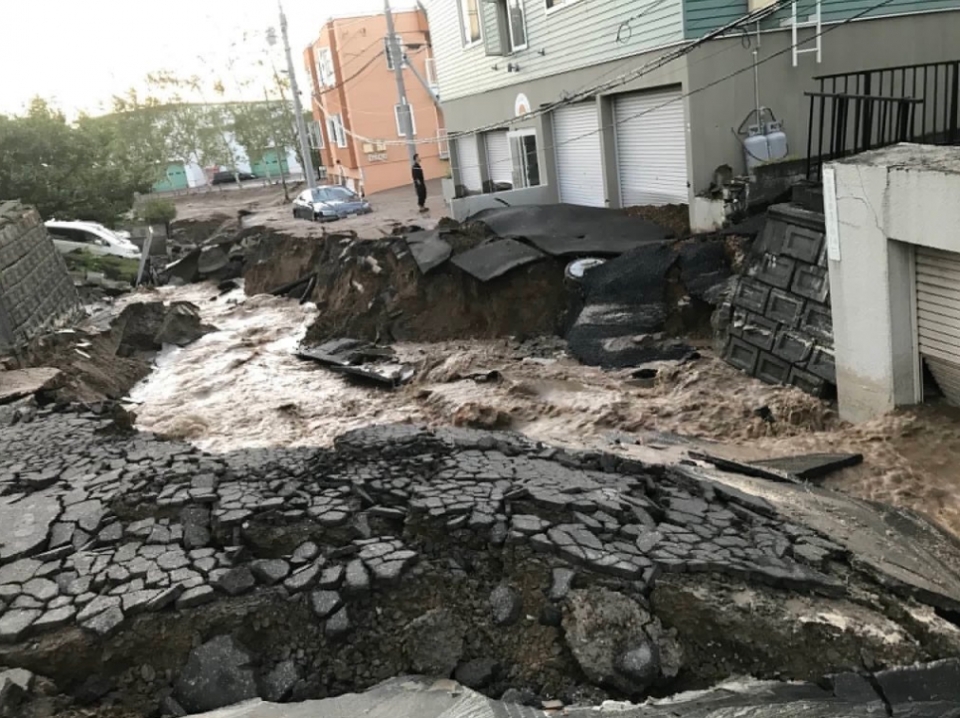 6일 새벽 홋카이도를 덮친 지진으로 삿포로 시내 도로가 파괴된 모습. (트위터 제공) 2018.09.07/그린포스트코리아