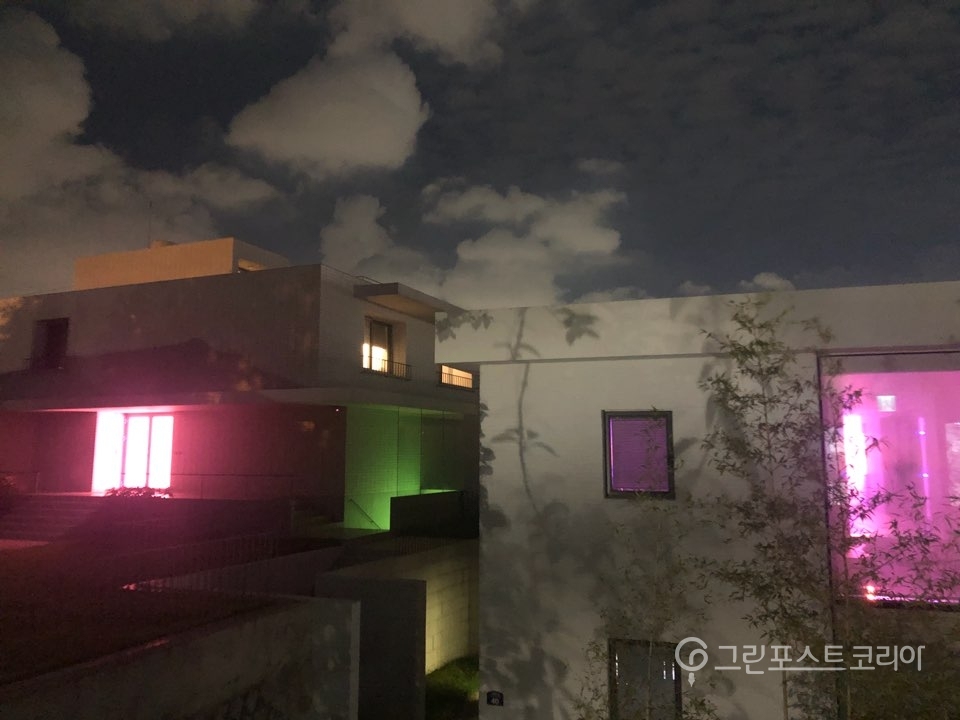 밤 12시가 지나서도 조명이 그대로 켜져 있는 삼청동 갤러리 모습.(권오경 기자)2018.9.11/그린포스트코리아