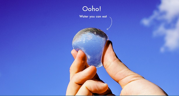 경주자들은 워터스테이션에서 캡슐로 된 물(OOHO)을 마시게 된다. 이는 겉표면이 100% 김으로 만들어져 식용가능하고 생분해 가능한 포장으로, 그야말로 ‘제로웨이스트 캡슐형 물’이다.(OOHO제공)2018.9.15/그린포스트코리아