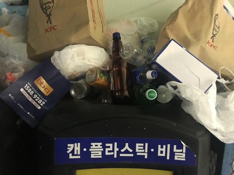 구분없이 쌓인 쓰레기 봉투. (황인솔 기자) 2018.8.8/그린포스트코리아
