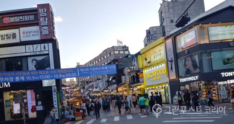 민족의 대명절 추석 연휴에도 사람들로 붐비는 서울 홍대 거리의 모습. (서창완 기자) 2018.9.25/그린포스트코리아